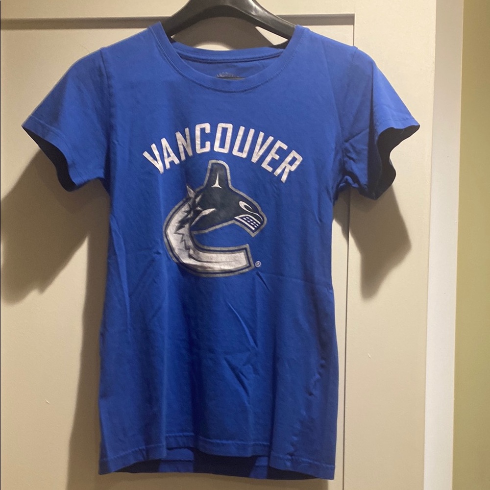 Vancouver Canucks Blue Graphic T-Shirt  kids medium